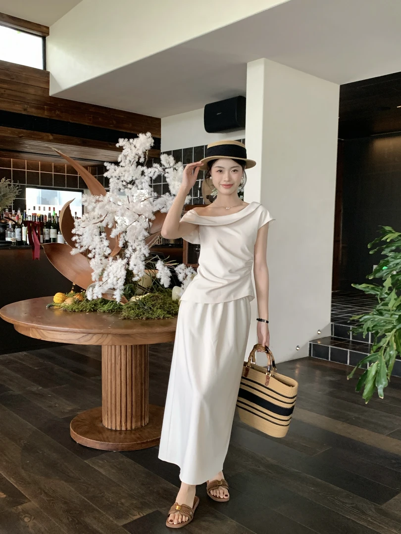 楊沛沛 夏季显瘦白色轻奢法式简约斜肩设计感上衣+修身长款裙子2