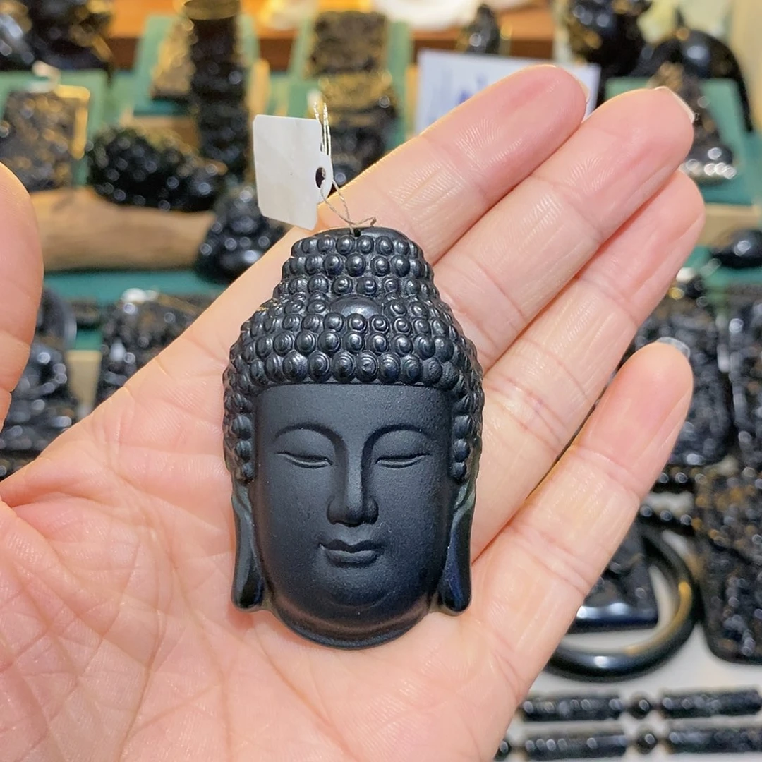 执***了蛇纹石玉未镶嵌颈饰