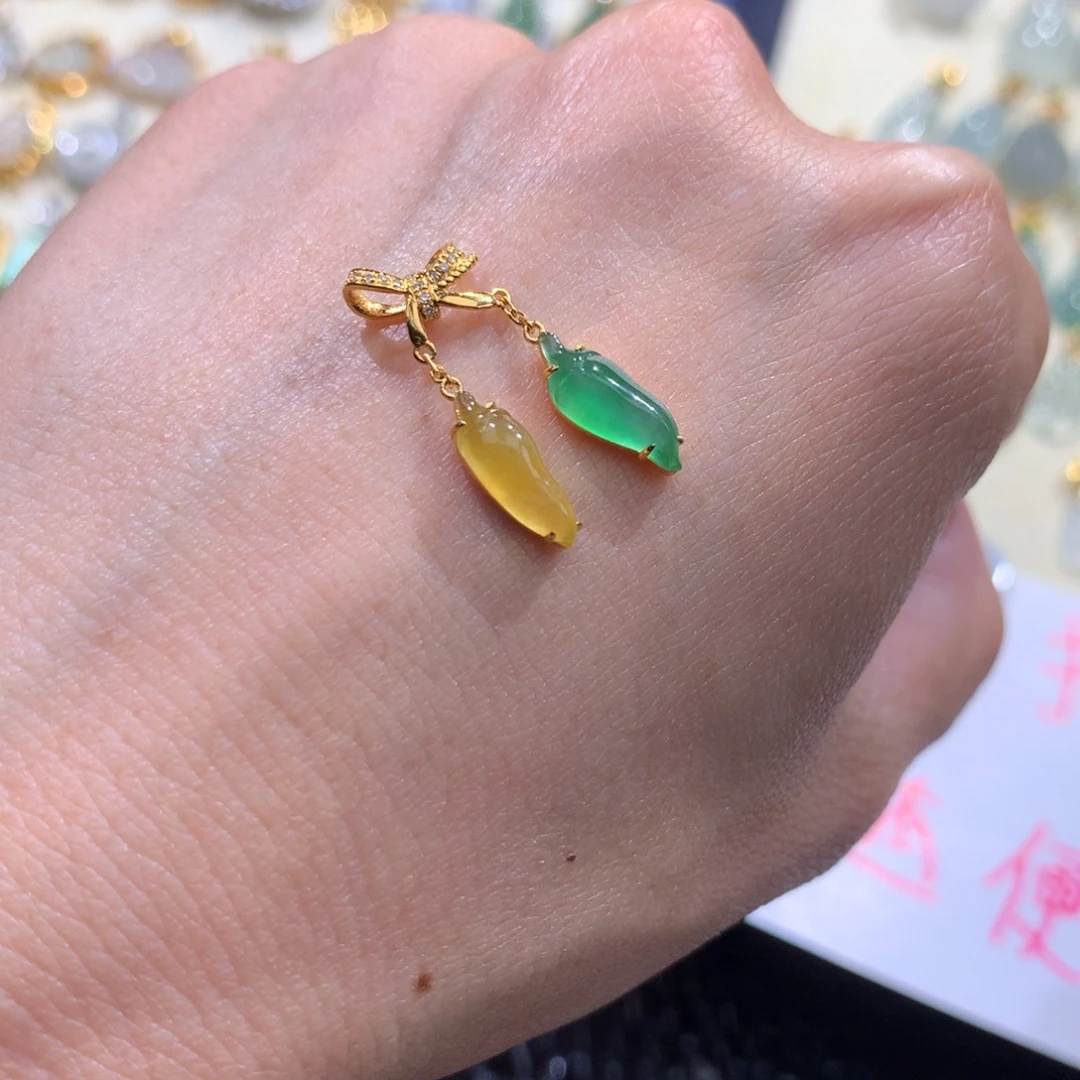 如***#翡翠18K金镶嵌颈饰翡翠