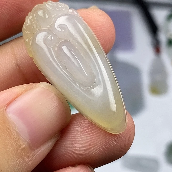 翡翠未镶嵌颈饰如意头