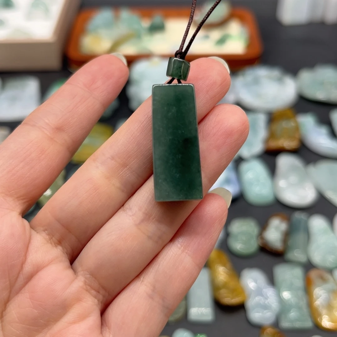 翡翠未镶嵌颈饰无事牌