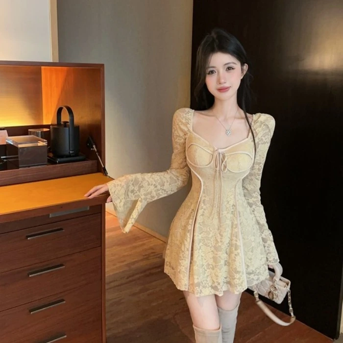 蕾丝拼接长袖连衣裙女秋冬新款收腰法式性感露肩一字领裙子显瘦