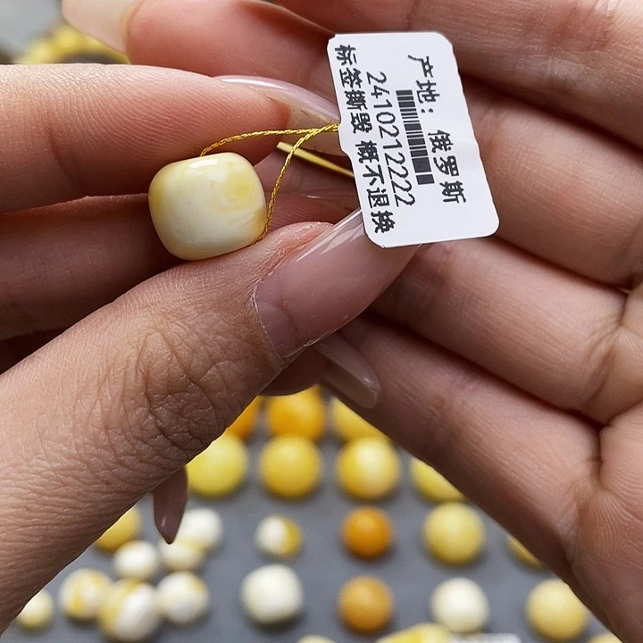 琥珀裸石未镶嵌老型尺寸12.2*10.4mm带粉点