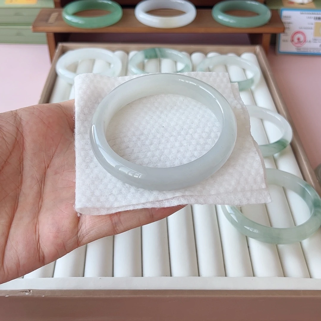 未镶嵌手镯石英质玉