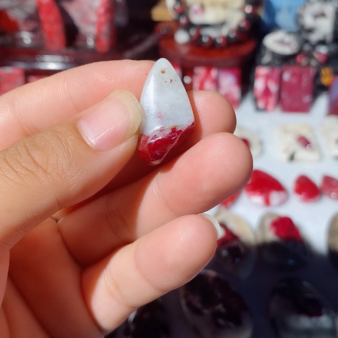 天然辰砂原石晶体吊坠