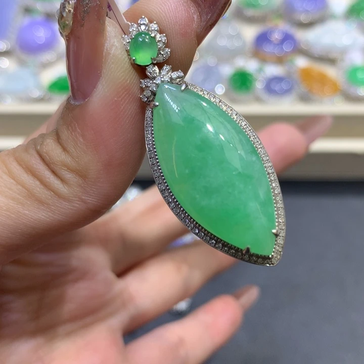 翡翠颈饰18K金镶嵌翡翠