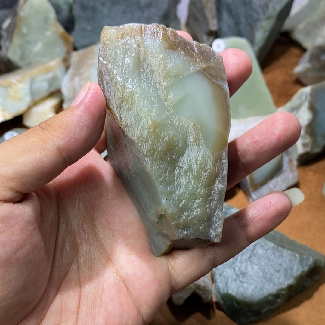 和田玉未镶嵌珠宝半成品。