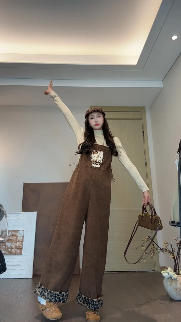 时尚孕妇秋冬新款孕妇背带裤豹纹小猫背带裤+针织打底上衣两件套