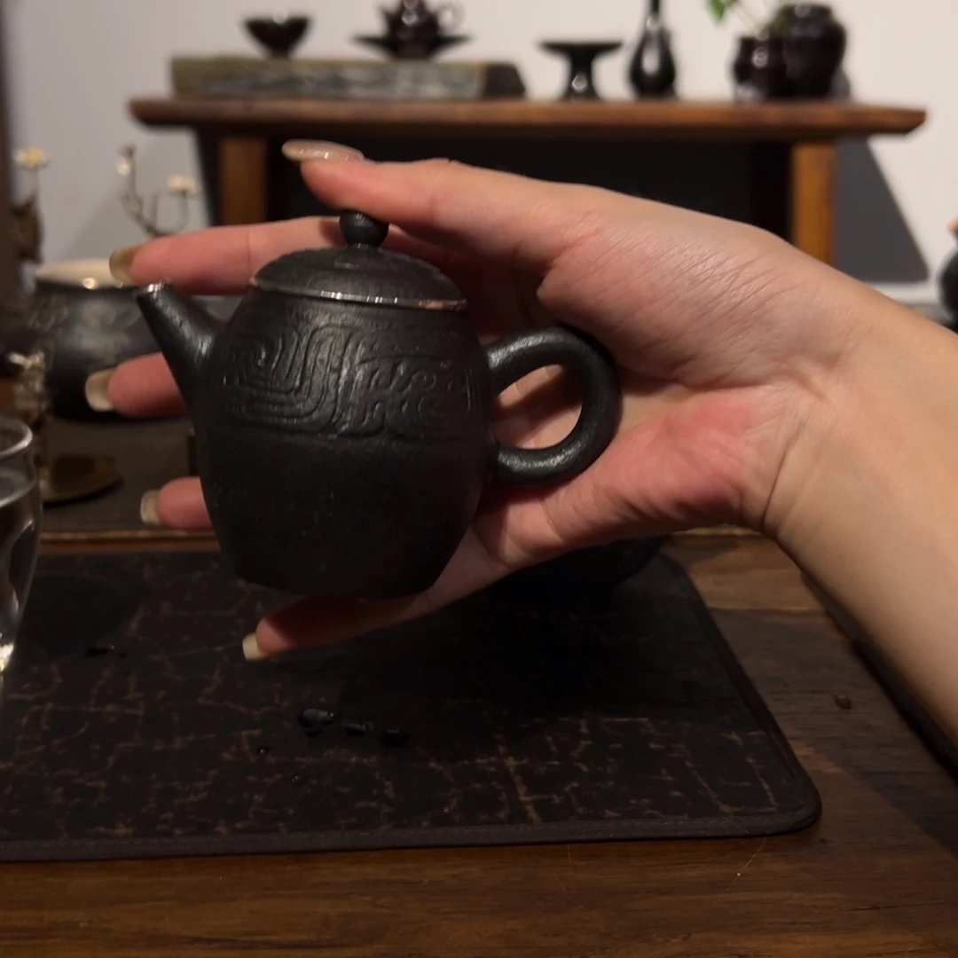 瓷片陶瓷。      陶瓷。