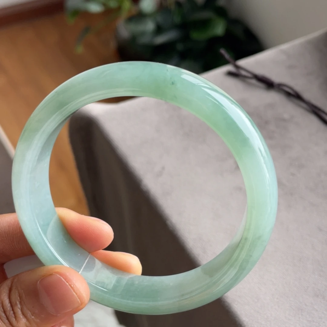 翡翠未镶嵌手镯绿底