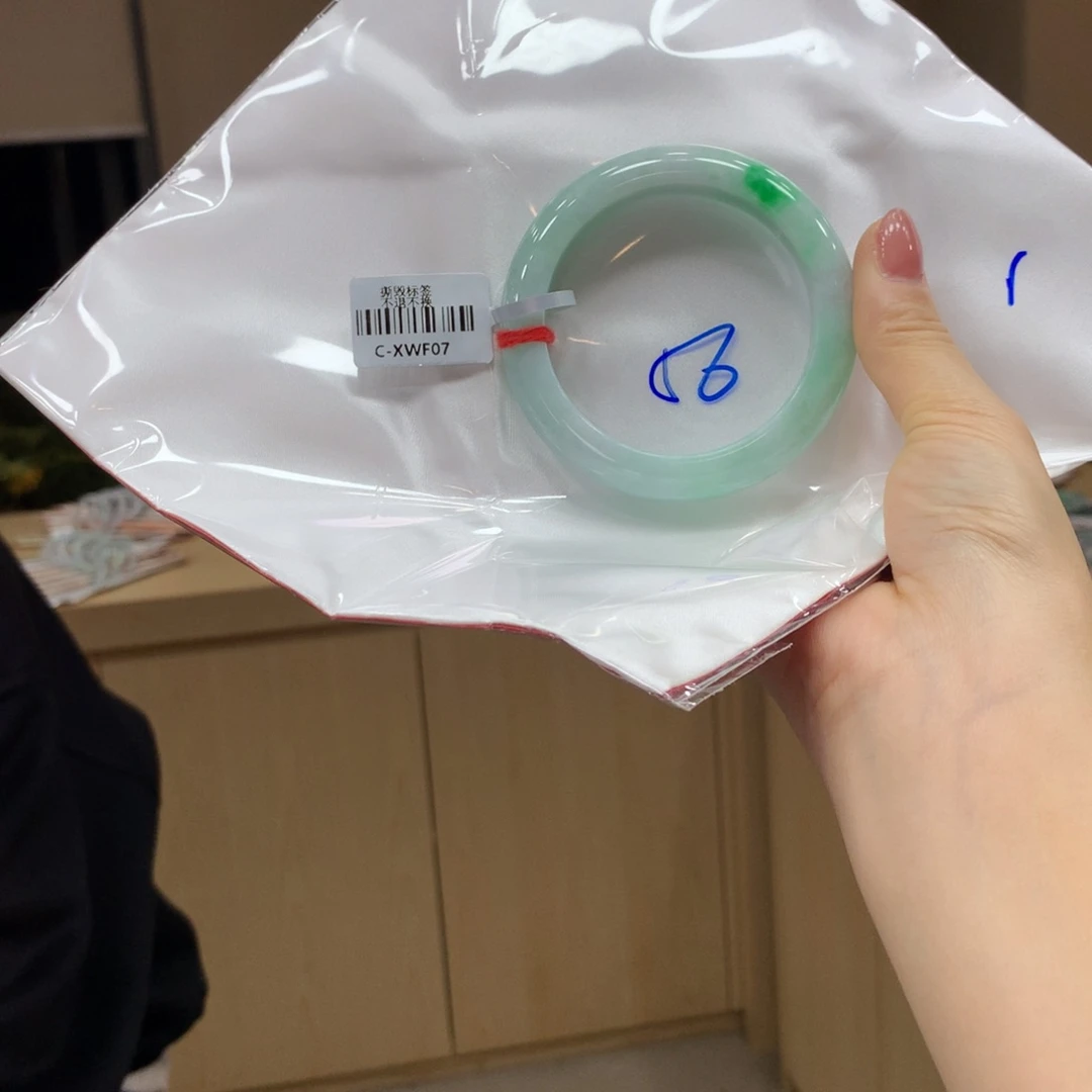翡翠手镯未镶嵌不退不换