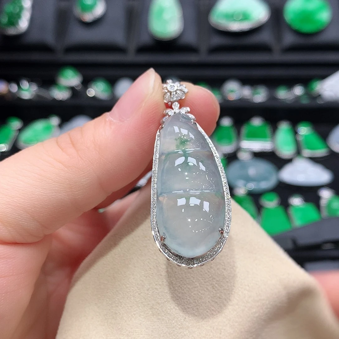 翡翠18K金镶嵌颈饰福豆