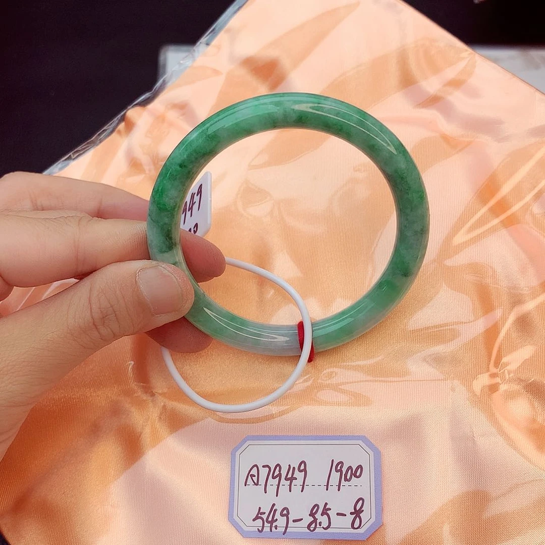 翡翠手镯未镶嵌翡翠