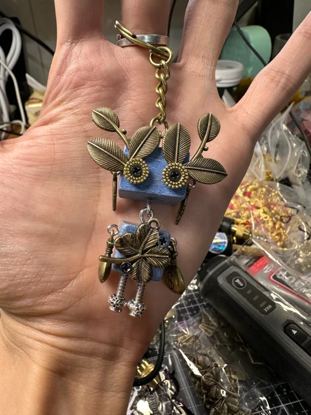 自己纯手工做的蒸汽朋克机器人背包钥匙扣挂件批发摆摊