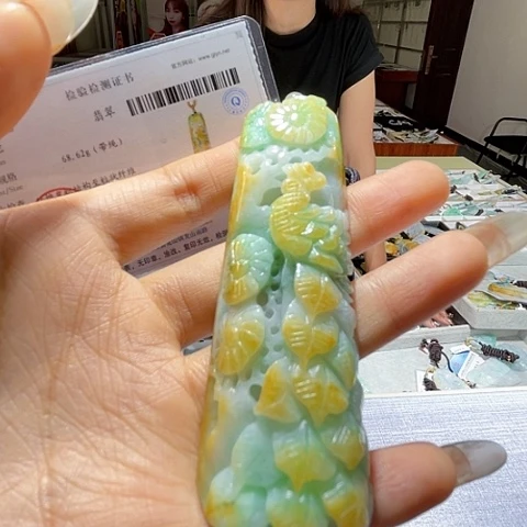 翡翠未镶嵌颈饰一个