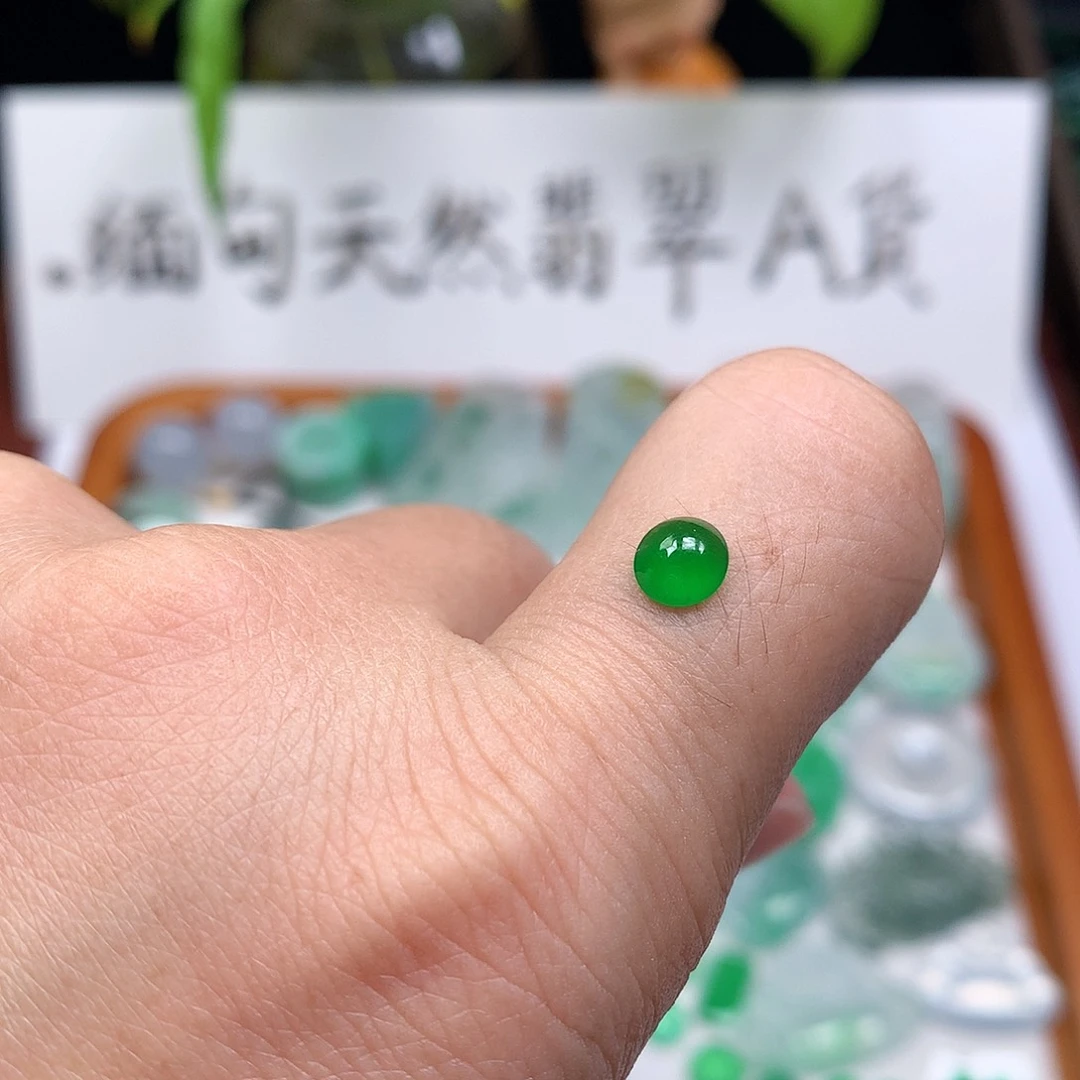 翡翠裸石缅甸天然A货翡翠阳绿蛋面