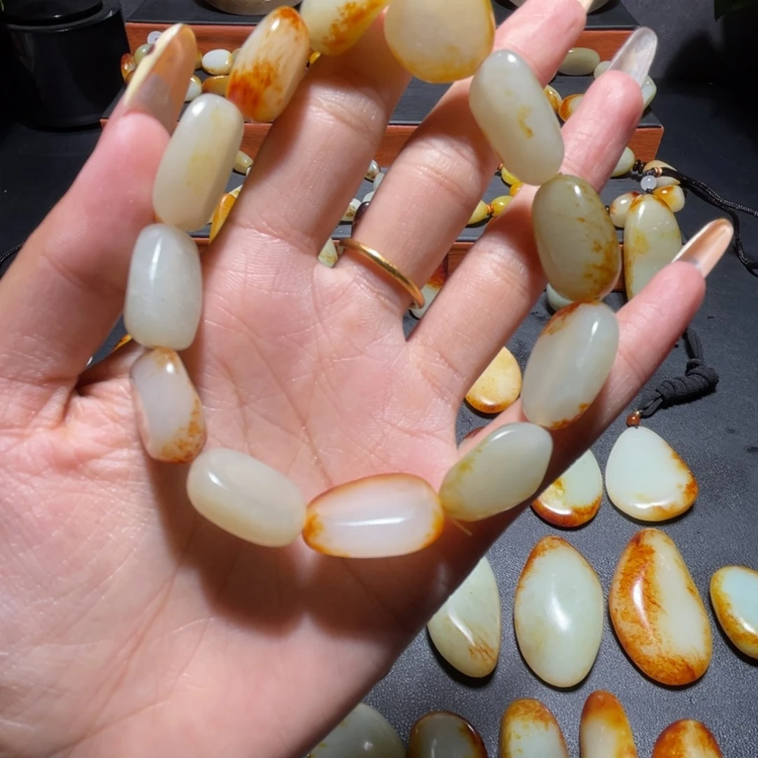 和田玉未镶嵌颈饰谷*