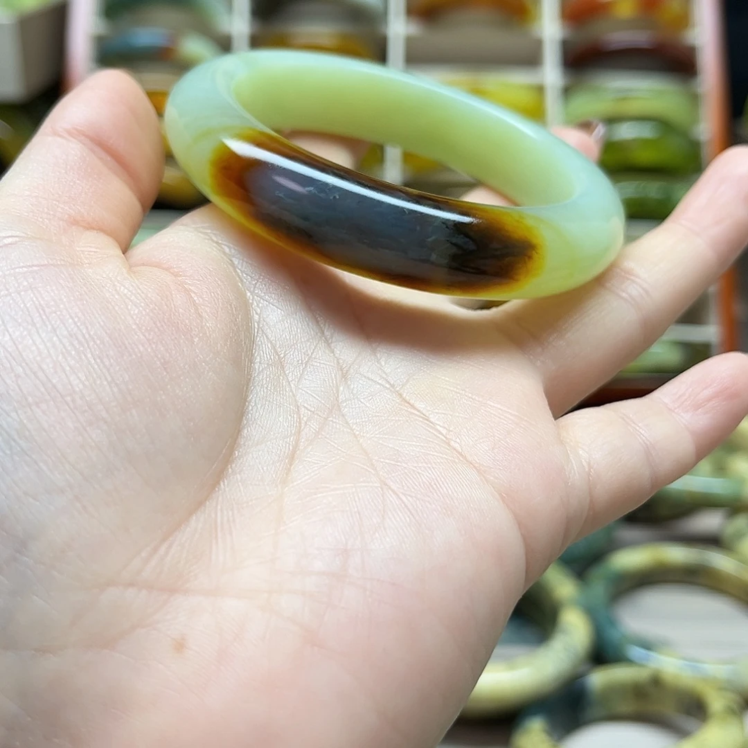 青***。岫玉未镶嵌手镯56圈口默认微瑕不退换