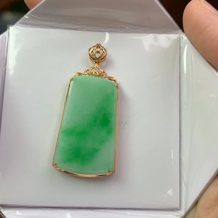 翡翠18K金镶嵌颈饰翡翠吊坠