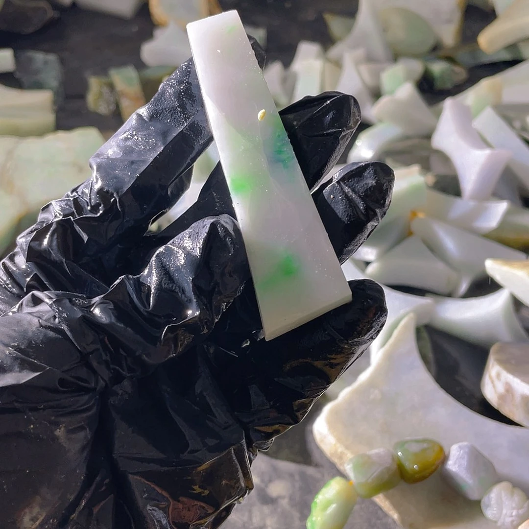 翡翠挂件未镶嵌定制翡翠毛料片料