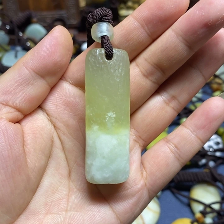 未镶嵌蛇纹石玉颈饰