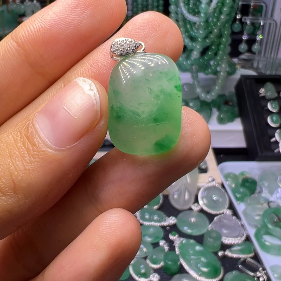 石英质玉（非洲翠）未镶嵌颈饰