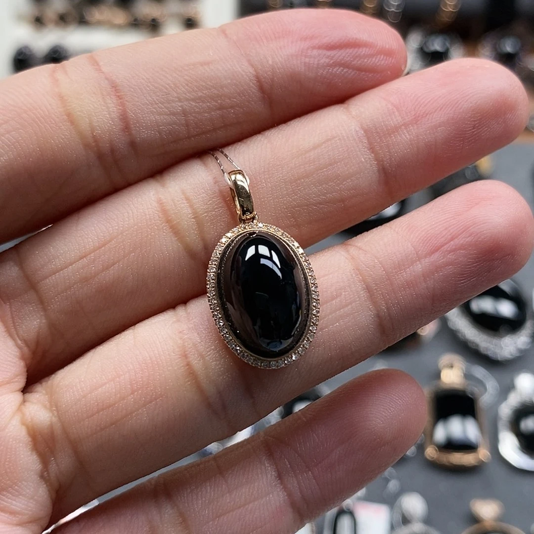 翡翠18K金镶嵌颈饰墨翠