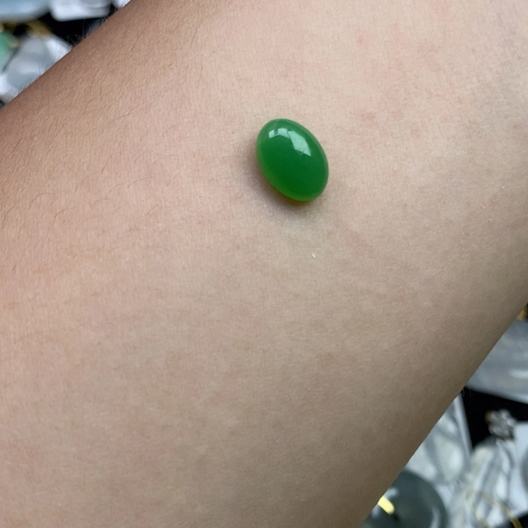 颈饰未镶嵌翡翠阳绿蛋面