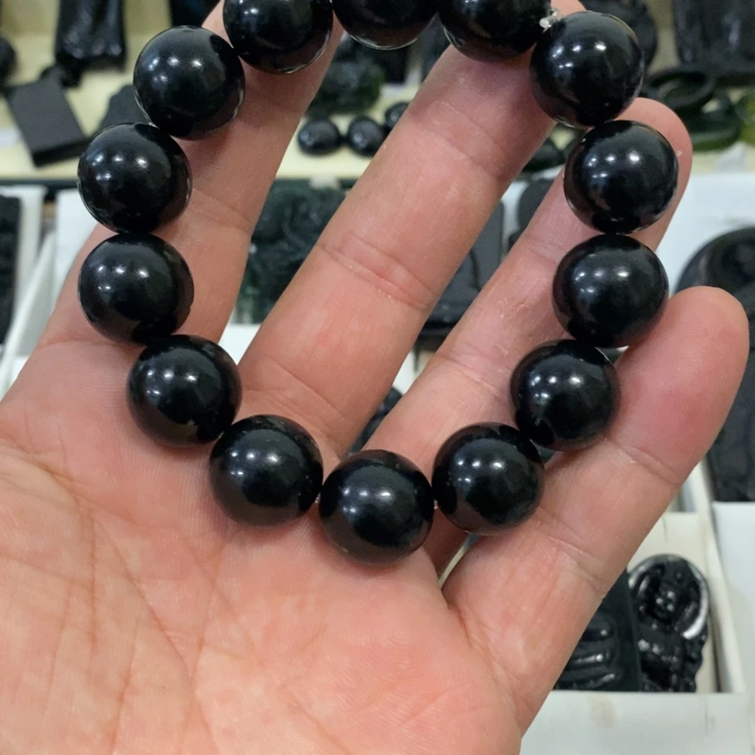 那***光蛇纹石玉未镶嵌颈饰