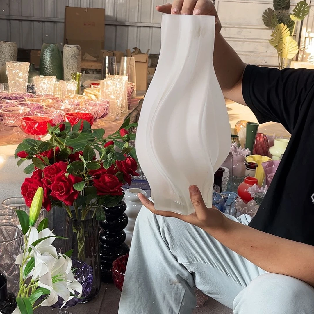 水晶花瓶白色龙卷风