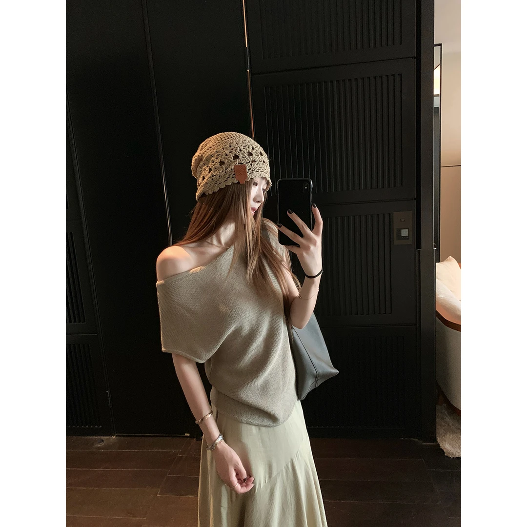 小君君布兰妮  静奢巴黎/极简高品进口和纸纱斜肩针织上衣250327