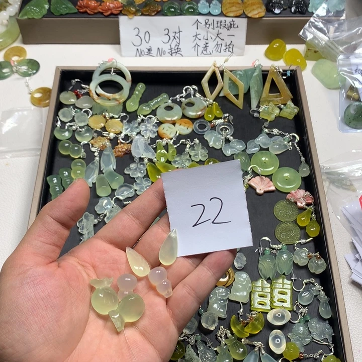 玲***县蛇纹石玉合金耳钉