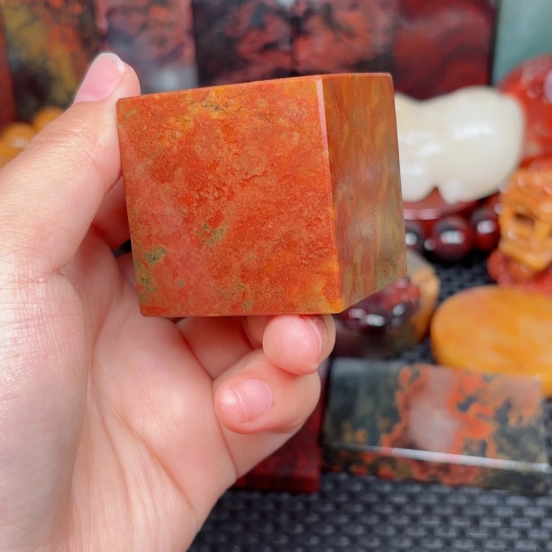 玉桂林鸡血玉印章摆件