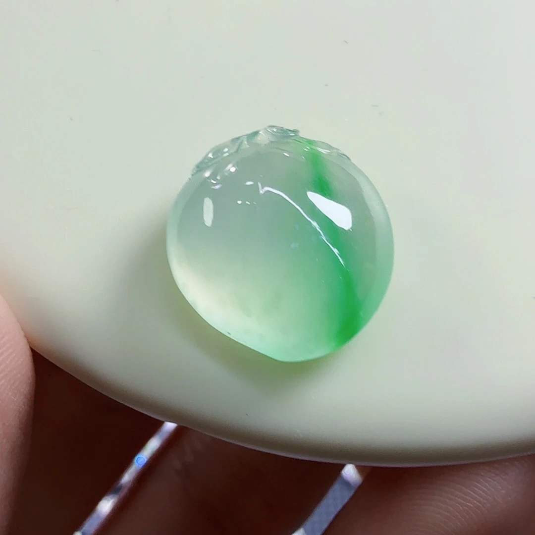 翡翠未镶嵌颈饰大桃子