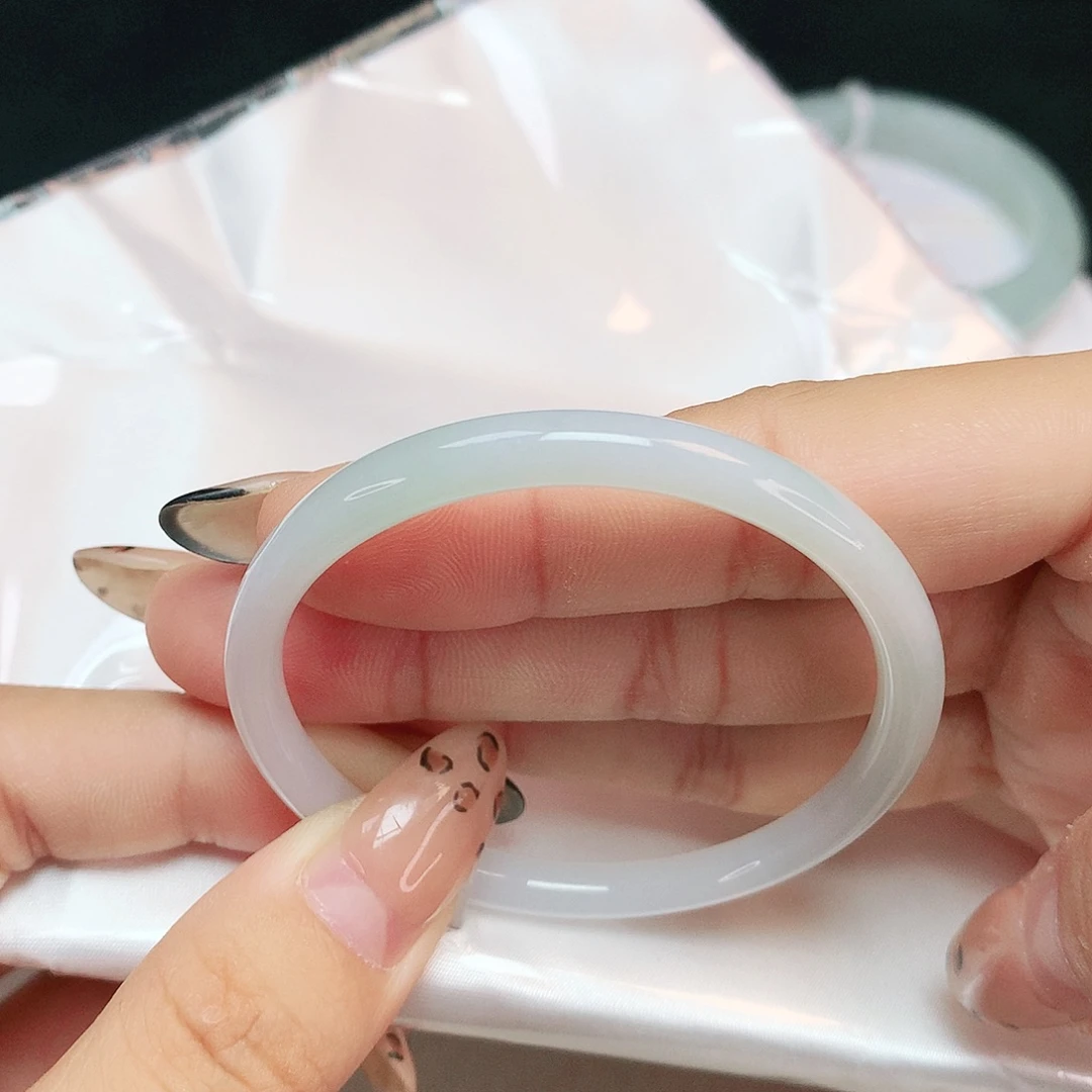 酱***酱翡翠未镶嵌手镯叮当