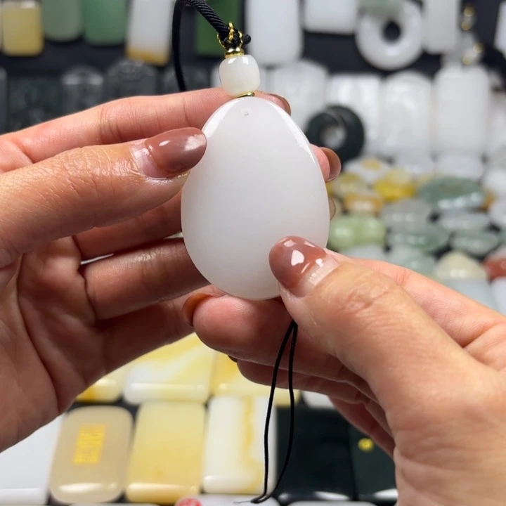 石英质玉（金丝玉）未镶嵌颈饰