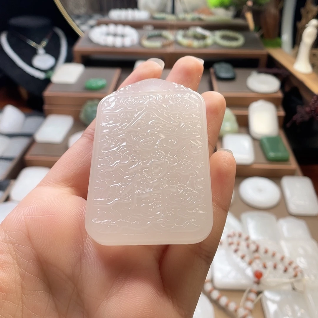 是***身颈饰未镶嵌石英质玉（金丝玉）