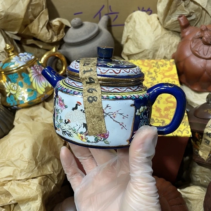 茶壶紫砂原矿泥料，手工制作的一把紫砂壶。