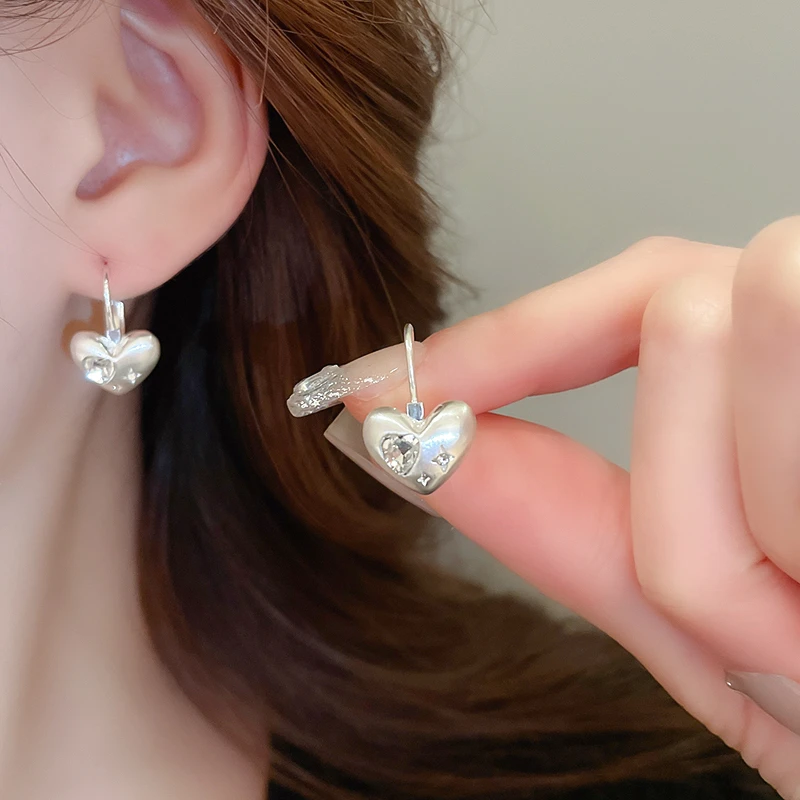 合金耳饰 银色拉丝爱心耳环新款气质耳扣秋冬轻奢小众高级感耳饰