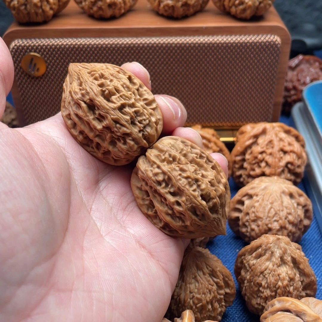 文玩核桃吊坠鸡心