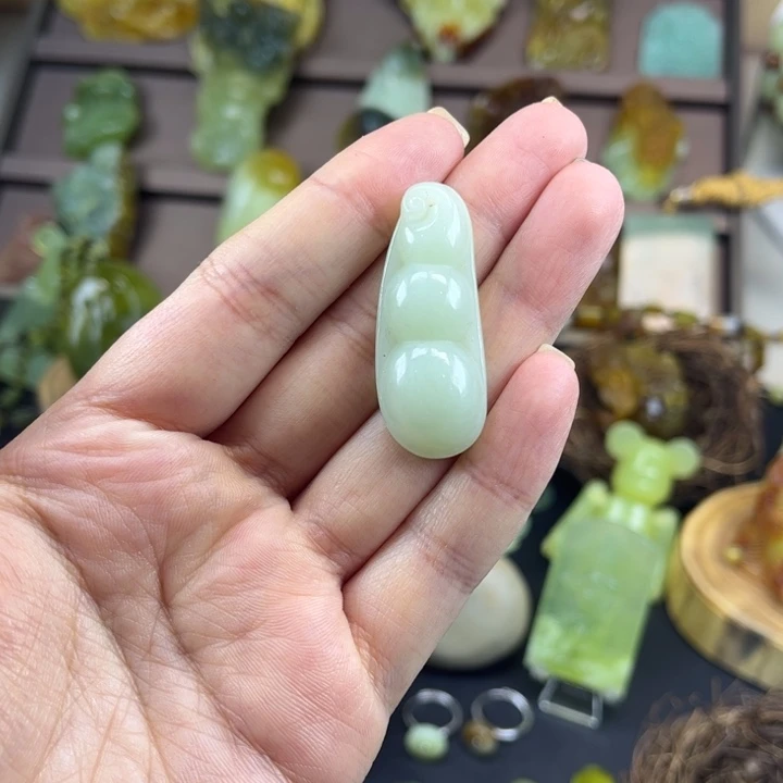 蛇纹石玉未镶嵌颈饰