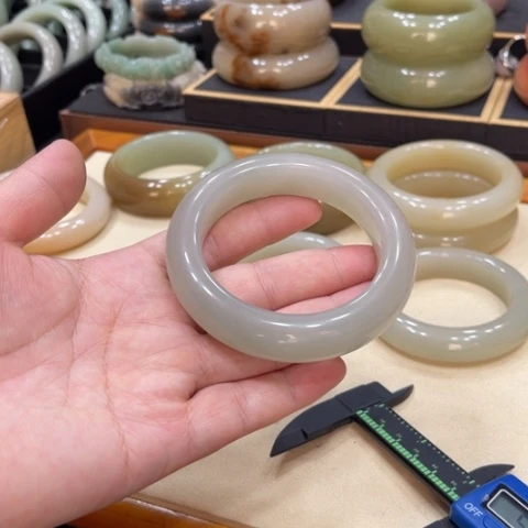 未镶嵌手镯石英质玉