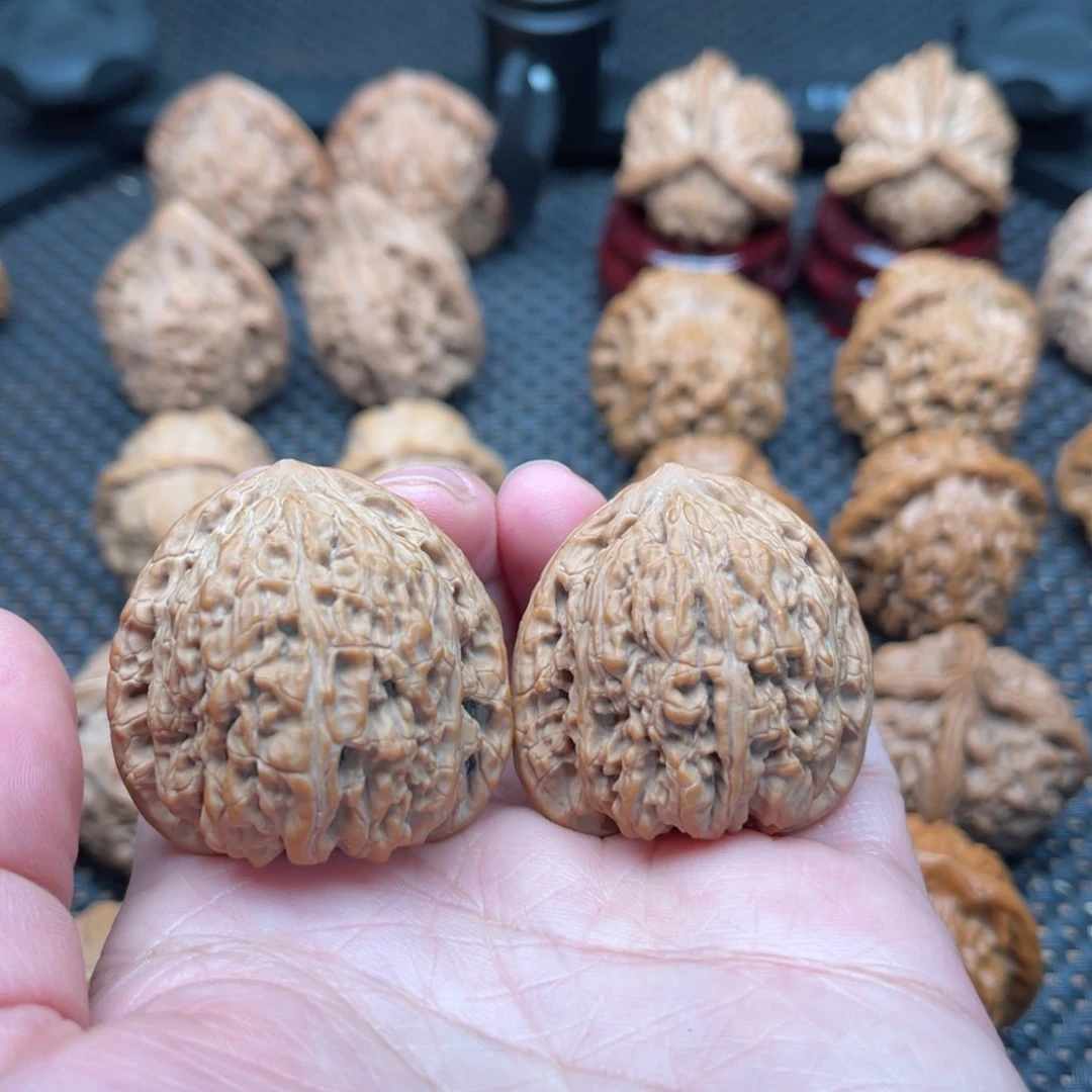 婉***P文玩核桃吊坠红宝石