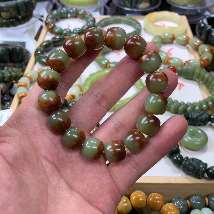 透闪石质玉未镶嵌珠宝奇石小**跑