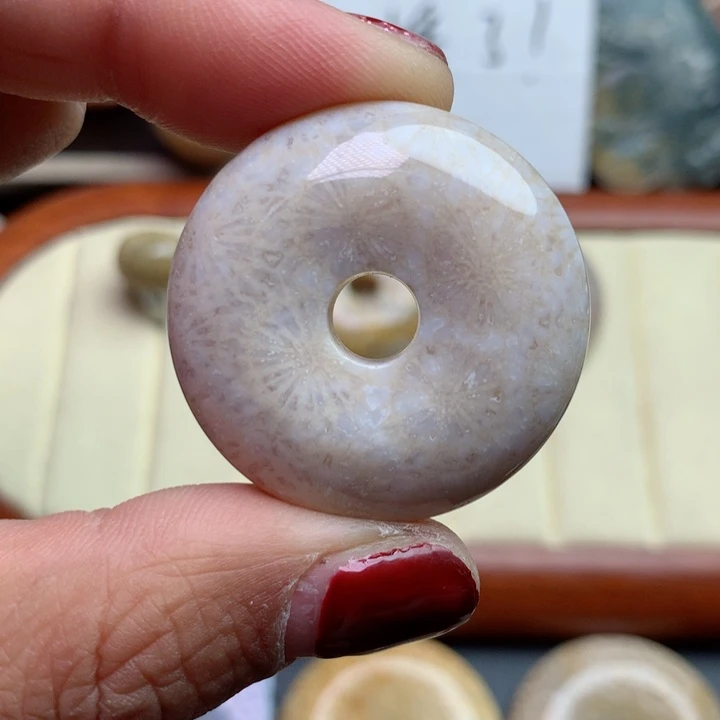 硅化珊瑚（珊瑚玉）颈饰足银镀金镶嵌