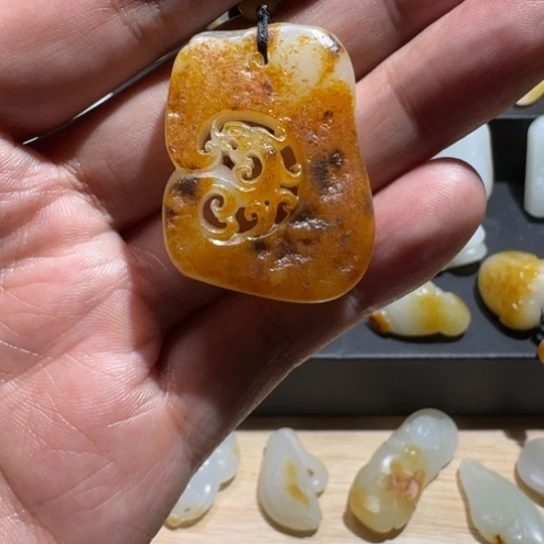 小***爸和田玉未镶嵌颈饰