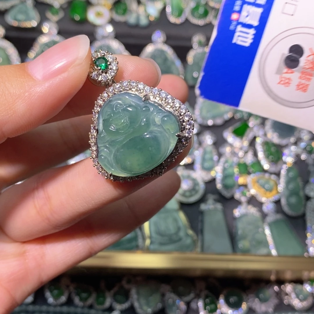 翡翠未镶嵌颈饰有黑点