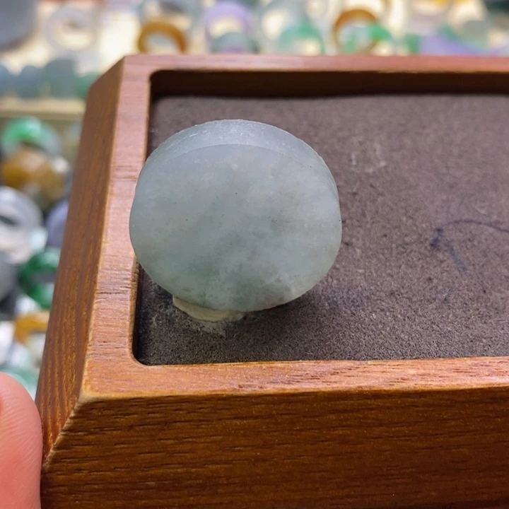 定制翡翠未镶嵌翡翠有纹裂