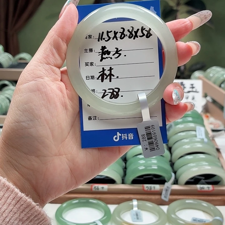 燕****未镶嵌手镯石英岩玉