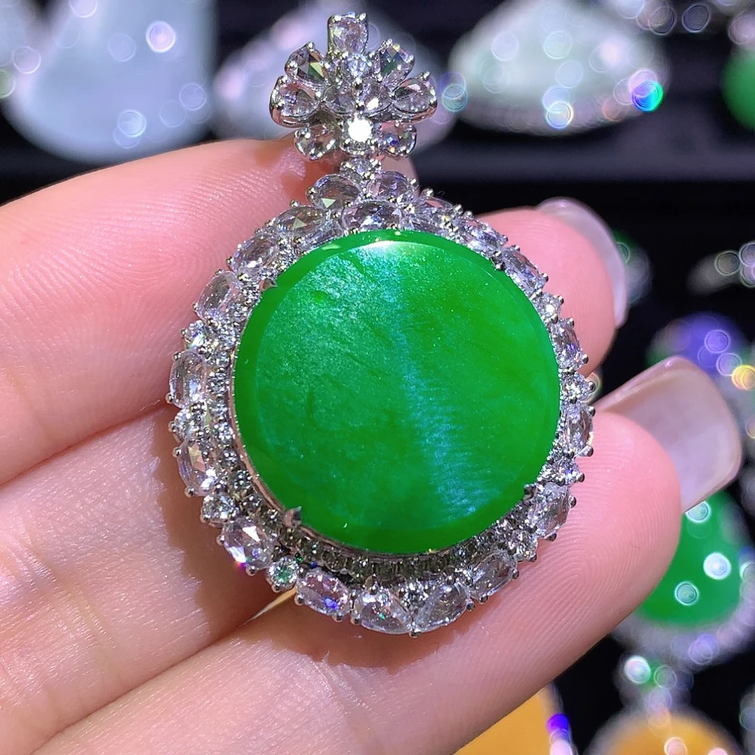 翡翠18K金镶嵌颈饰高冰满绿无事牌吊坠一刀切